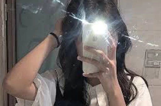 霍启山娜然恋情实锤？弟弟婚礼现场细节曝光疑已获家族认可！吃瓜群众又有新素材了！霍启仁丽江婚礼上焦点却意外落在哥哥山和女伴——演员娜然身上。她就是那个在《封神》中饰演妲己的混血模特两人多次同框引发恋情猜